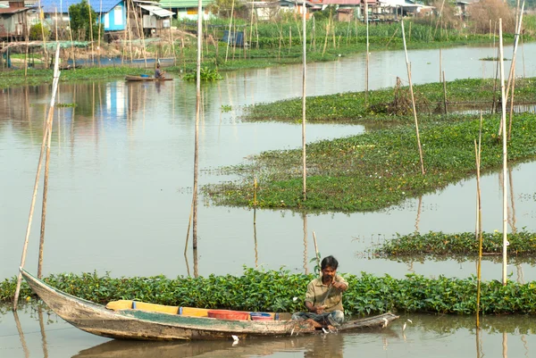 Thaise traditionele visser in rivier. — Stockfoto