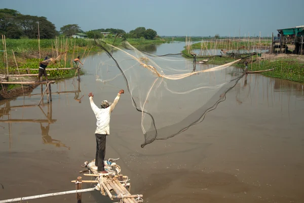 Fundição tradicional de pescador . — Fotografia de Stock