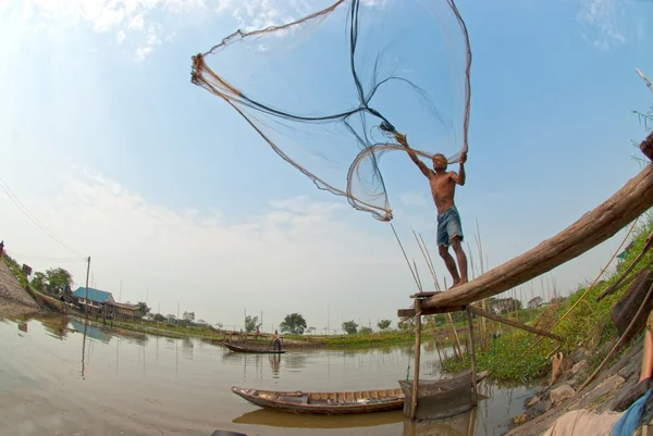 Traditionele visser gieten. — Stockfoto