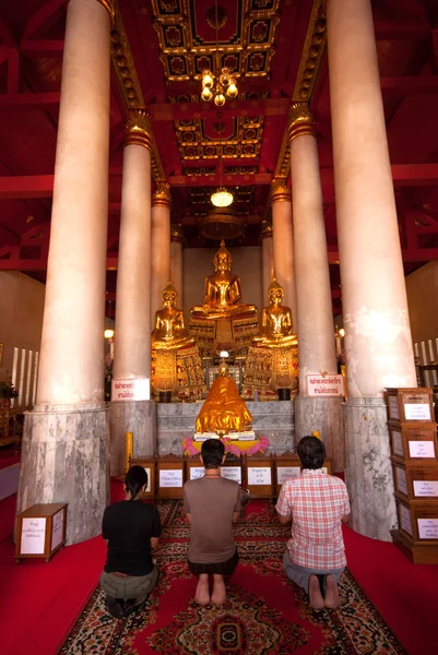 Будди в церкві в Wat Kasattrathirat Worawihan, Ayutthaya Hist — стокове фото