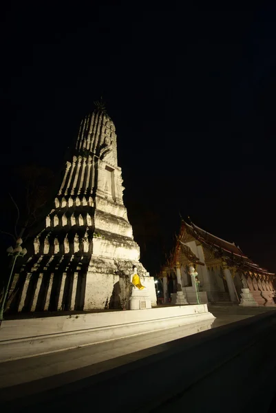 Night scene of Pagoda in Wat Kasattrathirat Worawihan,Ayutthaya Historical Park. — Stock Photo, Image