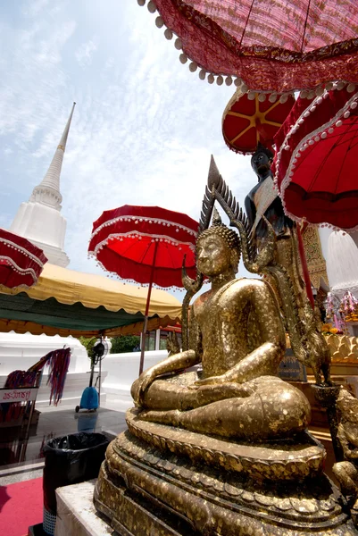 Buda ao ar livre em Wat Kasattrathirat Worawihan, Ayutthaya Historical Park . — Fotografia de Stock