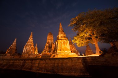 Wat Chaiwatthanaram, Ayutthaya tarihi Park Tayland Pagoda alacakaranlık sahne.