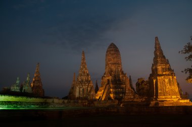 Wat Chaiwatthanaram, Ayutthaya tarihi Park Tayland Pagoda alacakaranlık sahne.