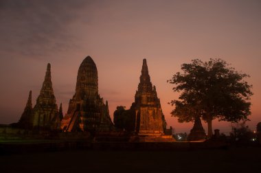 Wat Chaiwatthanaram, Ayutthaya tarihi Park Tayland Pagoda alacakaranlık sahne.