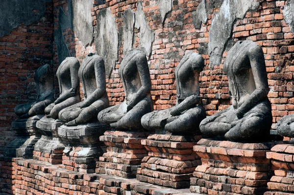 Antiguo Buda en Wat Chaiwatthanaram, Parque Histórico Ayutthaya de Tailandia . — Foto de Stock