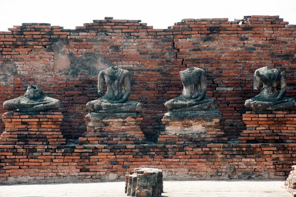 Antika Buddha i Wat Chaiwatthanaram, Ayutthaya historiska Park i Thailand. — Stockfoto