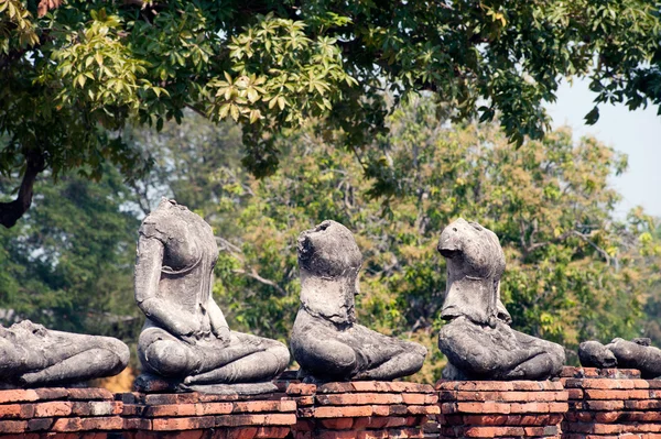 Antiguo Buda en Wat Chaiwatthanaram, Parque Histórico Ayutthaya de Tailandia . — Foto de Stock