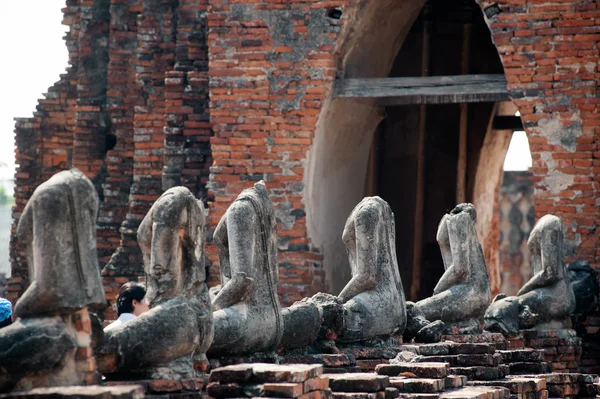 Soch Buddhy v Wat Chaiwatthanaram, Ayutthaya historický Park v Thajsku. — Stock fotografie