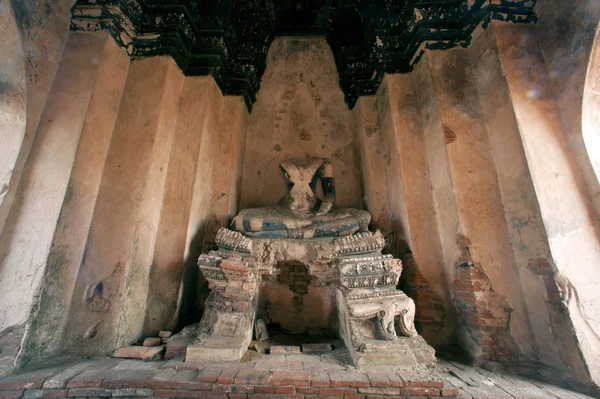 Ancient Buddha In Wat Chaiwatthanaram,Ayutthaya Historical Park Of Thailand. — Stock Photo, Image