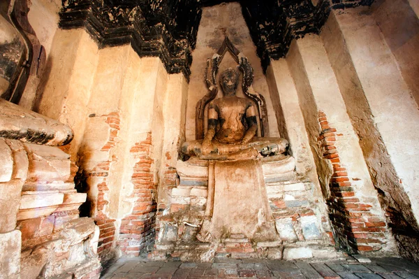 Ancient Buddha In Wat Chaiwatthanaram,Ayutthaya Historical Park Of Thailand. — Stock Photo, Image