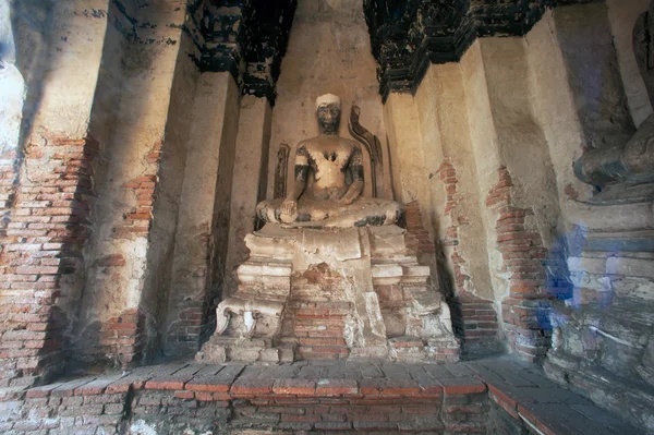 Soch Buddhy v Wat Chaiwatthanaram, Ayutthaya historický Park v Thajsku. — Stock fotografie