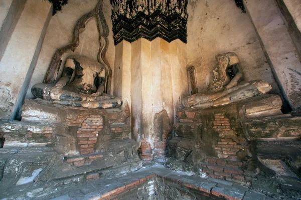 Antika Buddha i Wat Chaiwatthanaram, Ayutthaya historiska Park i Thailand. — Stockfoto