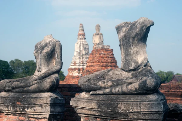 古代仏像ワット河岸、タイのアユタヤ歴史公園. — ストック写真