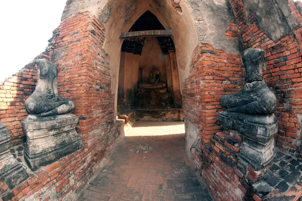 Antiguo Buda en Wat Chaiwatthanaram, Parque Histórico Ayutthaya de Tailandia . —  Fotos de Stock