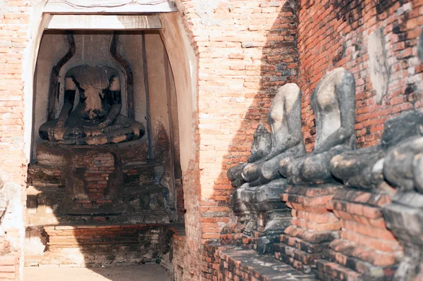 Soch Buddhy v Wat Chaiwatthanaram, Ayutthaya historický Park v Thajsku. — Stock fotografie