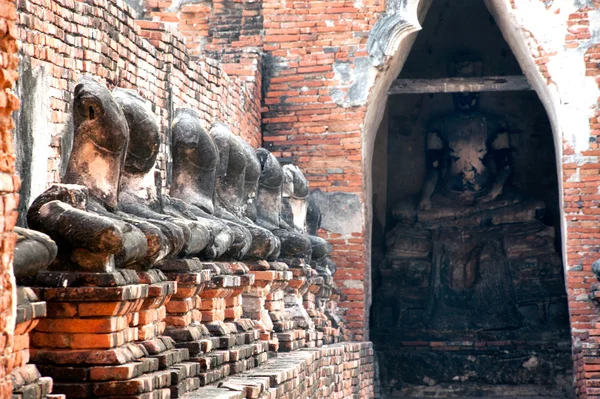 Starożytne Buddy w Wat Chaiwatthanaram, historyczny Park Ayutthaya, Tajlandia. — Zdjęcie stockowe