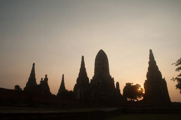 ワット河岸、タイのアユタヤ歴史公園の五重塔の黄昏のシルエット — ストック写真