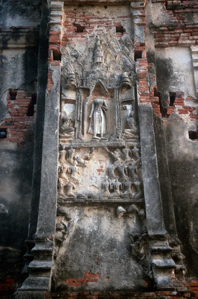 Thaise kunst sculpture op pagode in Wat Chaiwatthanaram, Ayutthaya historisch Park van Thailand. — Stockfoto