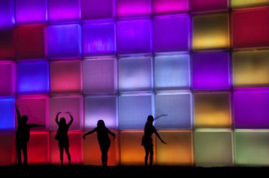 Eğlenceli renkli küp plastik duvar.