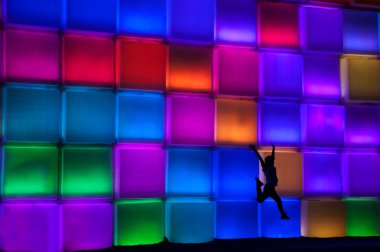 Eğlenceli renkli küp plastik duvar.