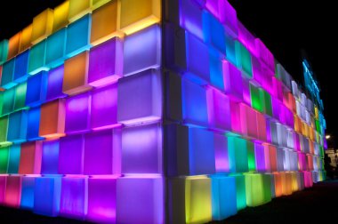 Gökkuşağı renkli üçgen duvara.