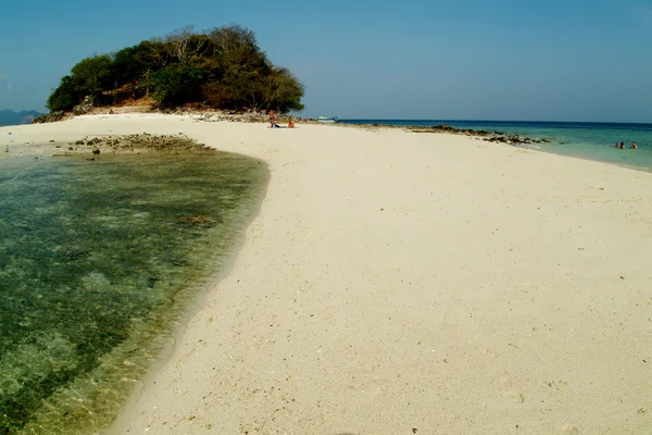 Playa en la isla de Koh Pakbaew en el mar de Andamán, Tailandia . — Foto de Stock