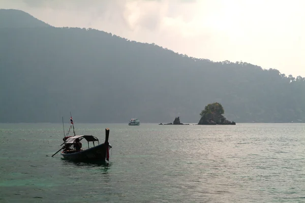Barca nel mare delle Andamane . — Foto Stock