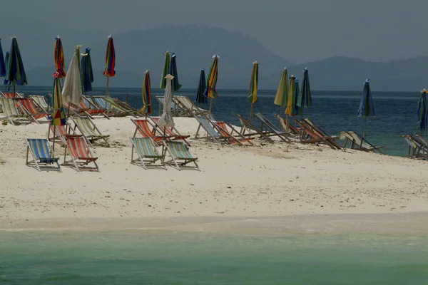 Sillas en la playa de Koh Kai Nai, Tailandia . — Foto de Stock