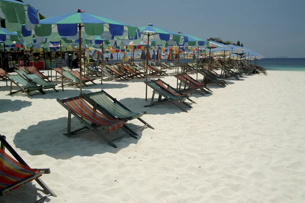 Sillas en la playa con cielo azul en Tailandia . — Foto de Stock