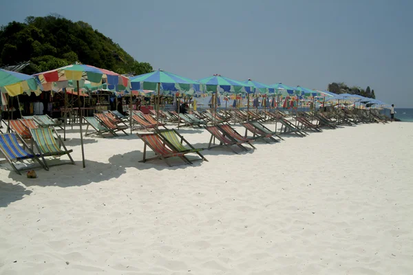 Sillas de cubierta en la playa . — Foto de Stock