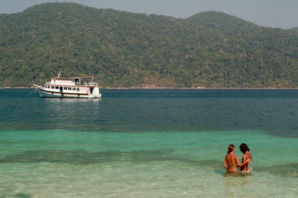 Luna de miel en KOh Rawee, Tarutao, Tailandia — Foto de Stock