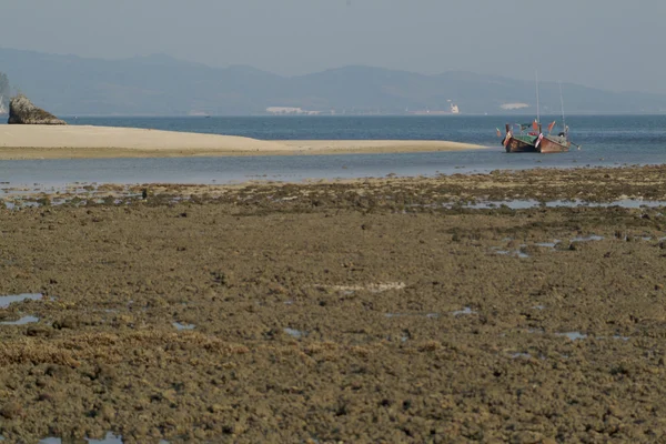 Barcos de cauda longa perto de Koh Pakbrew, Tailândia . — Fotografia de Stock