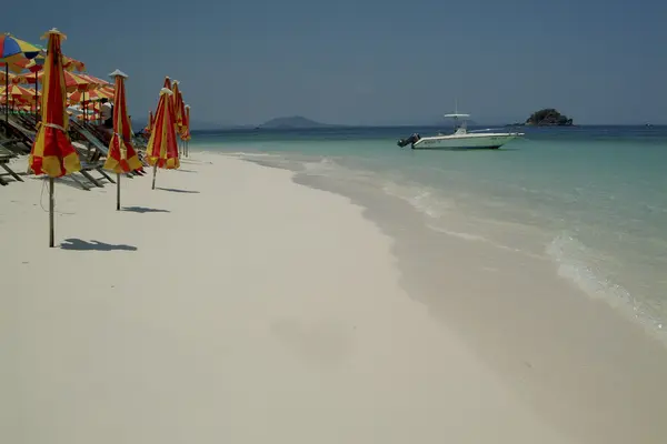 Meer, Sonne, Sand bei koh kai nai, Thailand. — Stockfoto