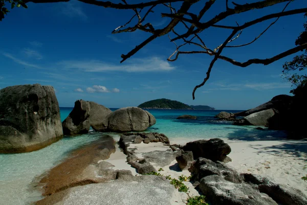 Isla similar en el mar de Andamán, al sur de Tailandia . — Foto de Stock