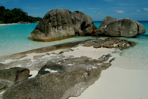 Ähnliche Insel im andamanischen Meer, südlich von Thailand. — Stockfoto