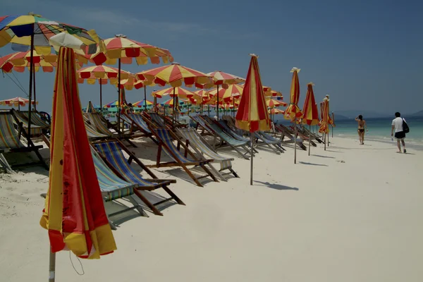 Sillas de teca en la playa de Koh Kai Nai en Tailandia . — Foto de Stock