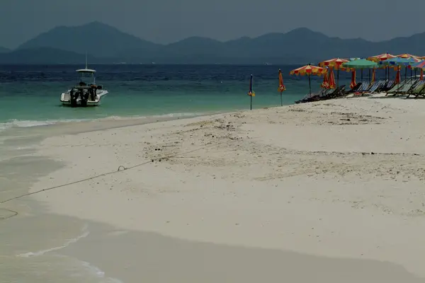 Vista de sillas y sombrillas en la playa . — Foto de Stock