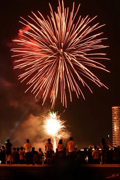 Fogos de artifício no rio Chao Phaya no Festival Loy Kratong . — Fotografia de Stock