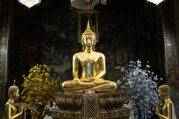 Bouddha d'or dans l'ancien temple, Bangkok, Thaïlande . — Photo