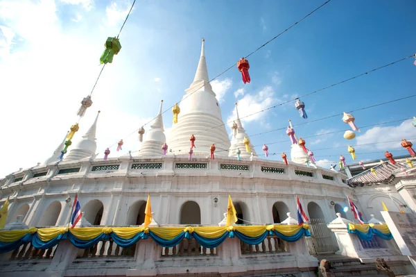 Pagode Branco no templo antigo em Bangkok, Tailândia . — Fotografia de Stock