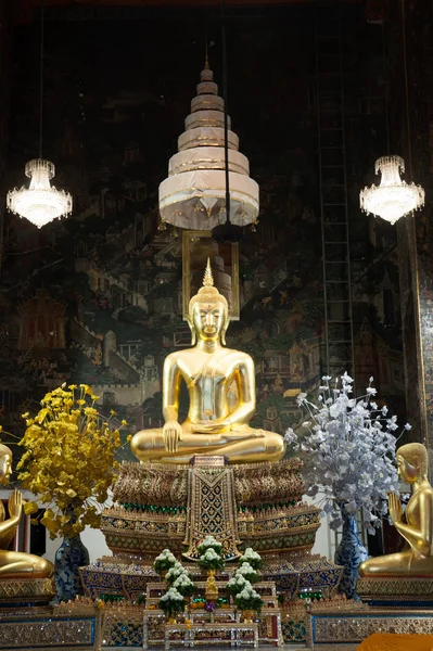 Goldener Buddha im antiken Tempel, Bangkok, Thailand. — Stockfoto