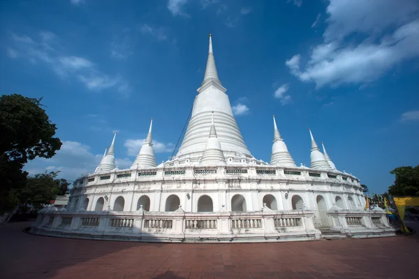 Pagoda Blanca en templo antiguo en Bangkok, Tailandia . —  Fotos de Stock