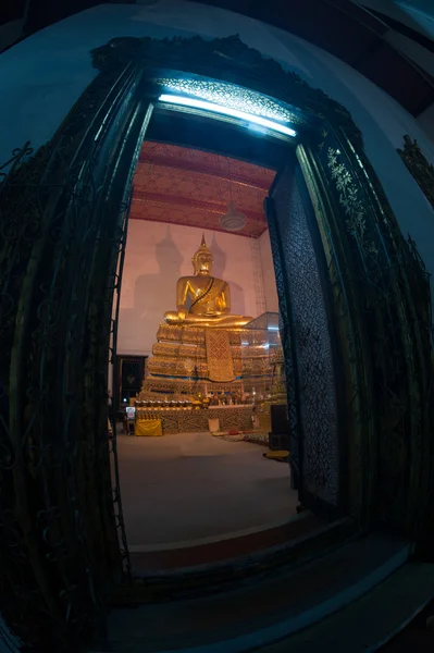 Buda en templo antiguo, Bangkok, Tailandia . —  Fotos de Stock