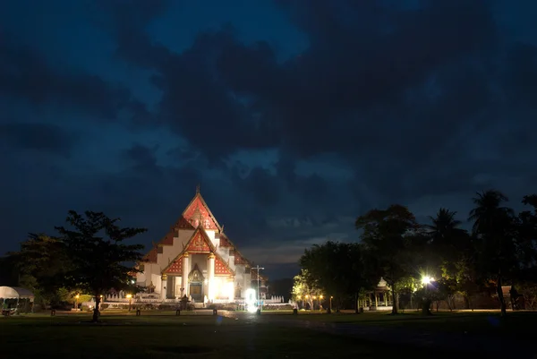 Scena crepuscolare di Wat Mongkhon Bophit ad Ayutthaya. in Ayutthaya Parco Storico della Thailandia . — Foto Stock