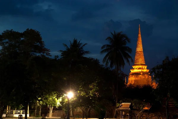 暮光之城现场的扫管笏 Phra Si Sanphet 在泰国大城府历史公园. — 图库照片