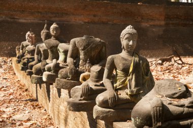 Eski açık Buda Wat Umong Suan Puthatham, Tayland.