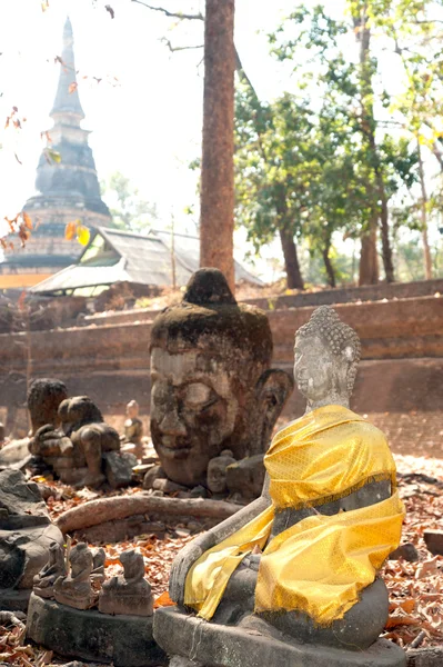 Starobylé venkovní Buddha ve Wat Umong Suan Puthatham, Thajsko. — Stock fotografie