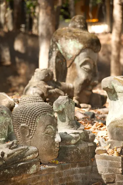 Buda ao ar livre antigo em Wat Umong Suan Puthatham, Tailândia . — Fotografia de Stock