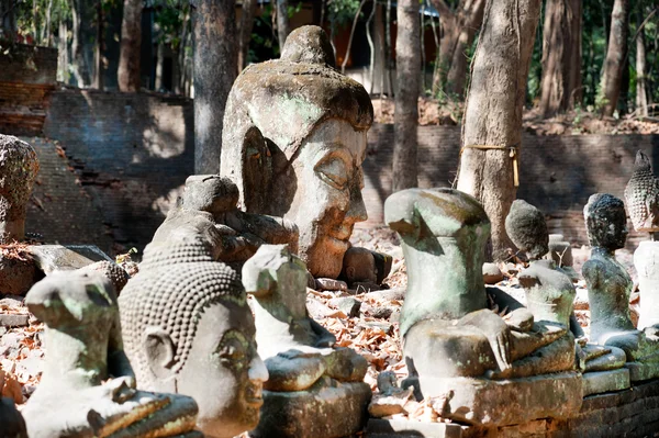 Buda ao ar livre antigo em Wat Umong Suan Puthatham, Tailândia . — Fotografia de Stock